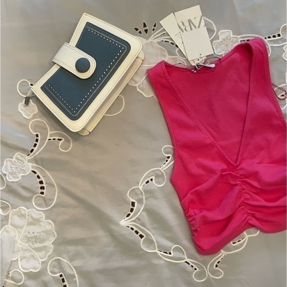 New Ribbed Front Ruched Crop Top - Picture 4 of 9